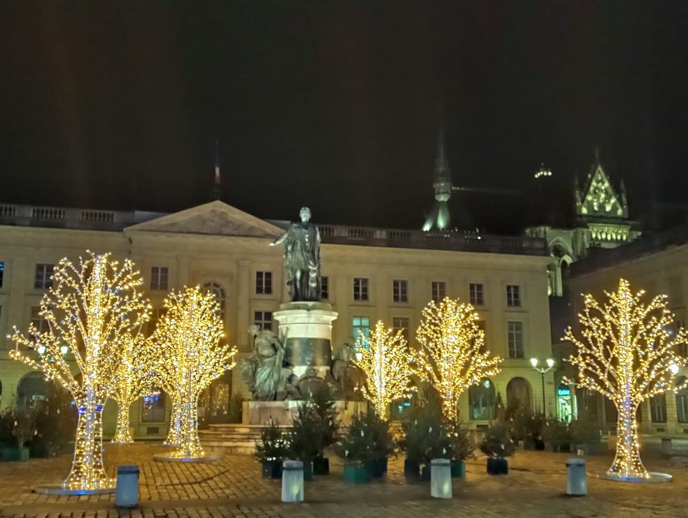 la place Royale illuminée avec vue sur la cathédrale de Reims